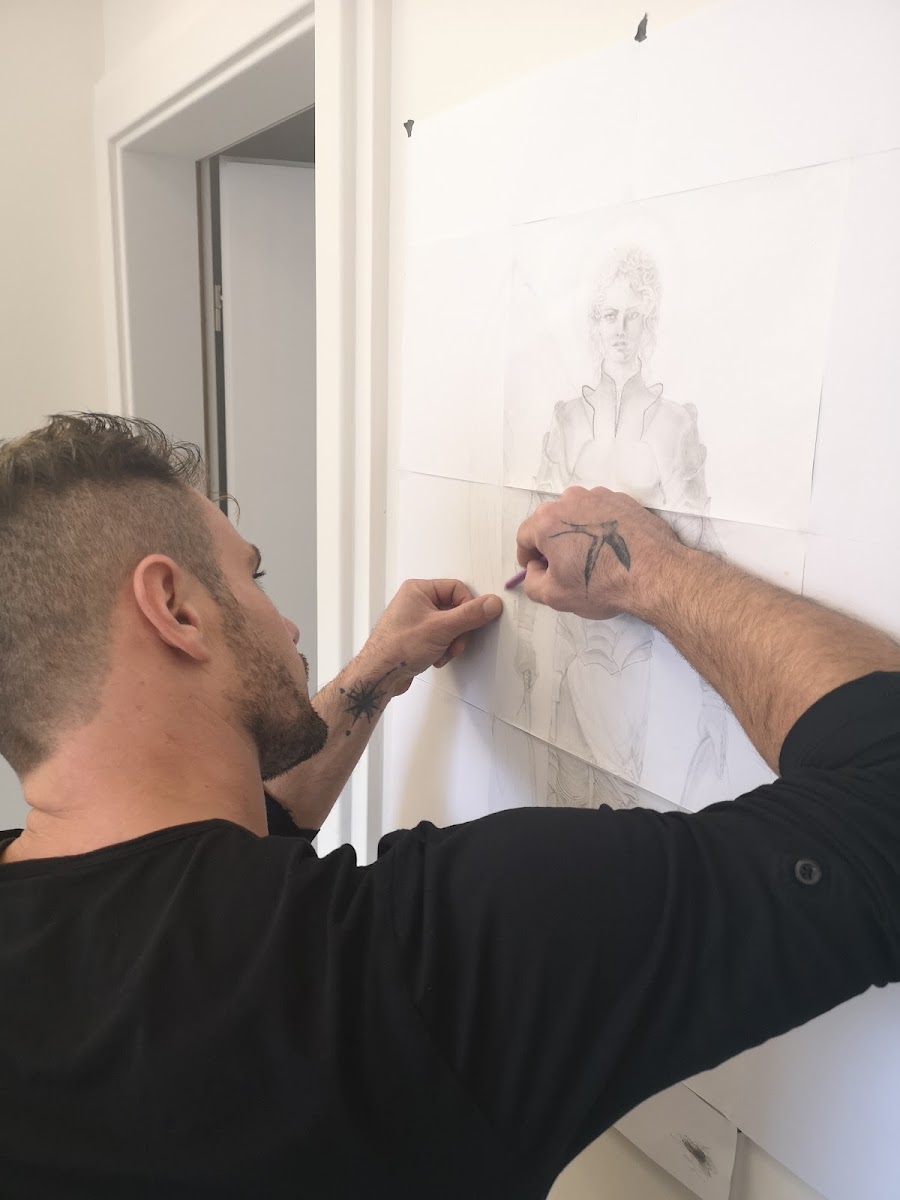 Antonis Papakonstantinou skizziert ein individuelles Tattoo-Motiv von Hand