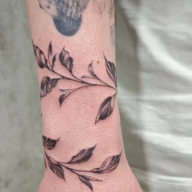 Freihand-Blätterarmband am Handgelenk