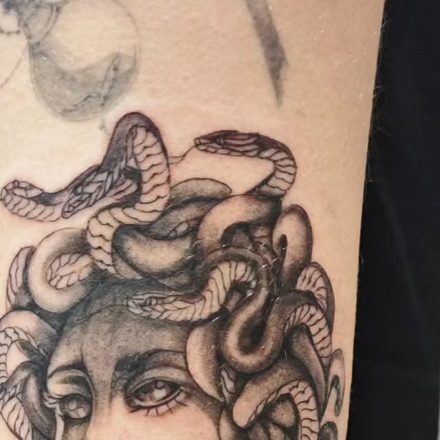 Medusa-Realism-Tattoo am Arm